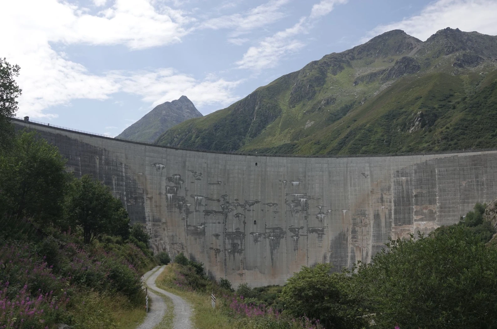 Der massive Stausee Lai da Nalps