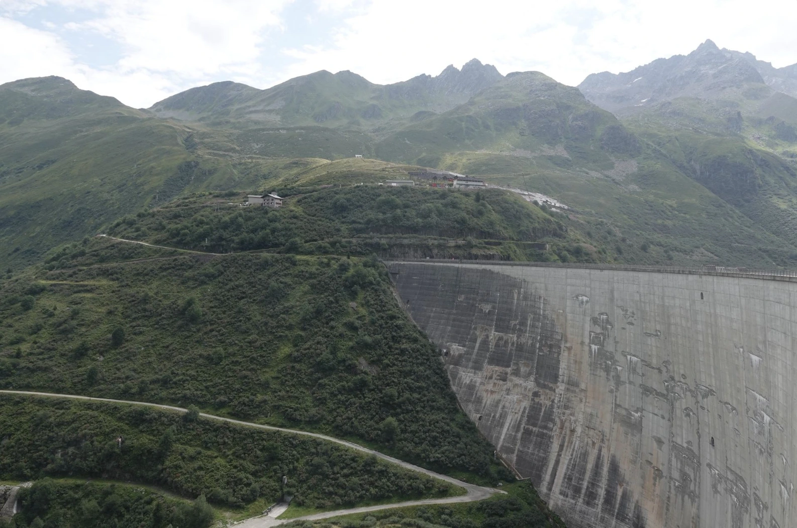 Blick über die Staumauer zur Cuolm Nalps.