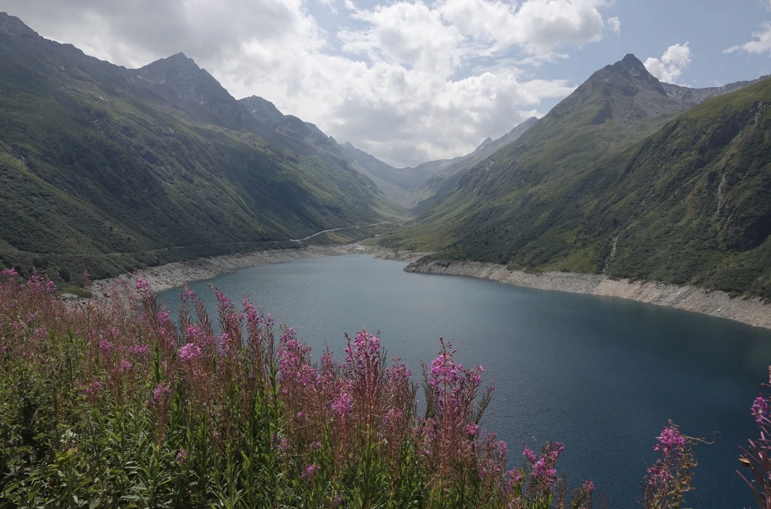 Blick über den Lai da Nalps Stausee.