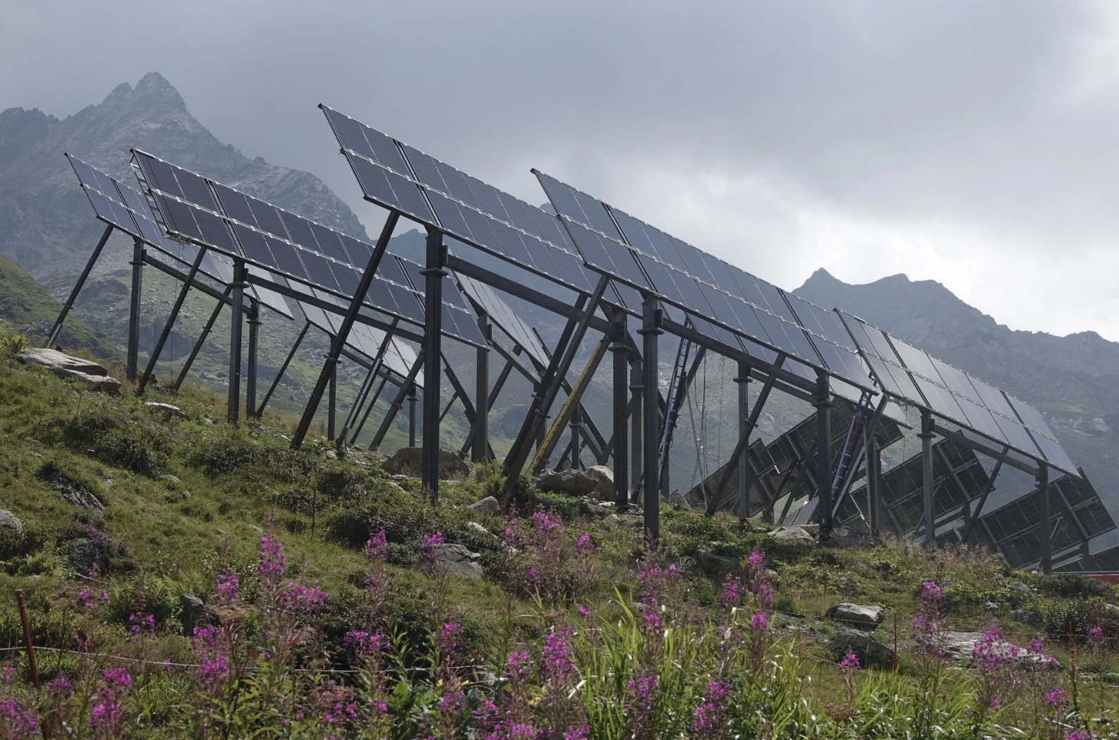Erste Solartische auf dem Cuolm Nalps.