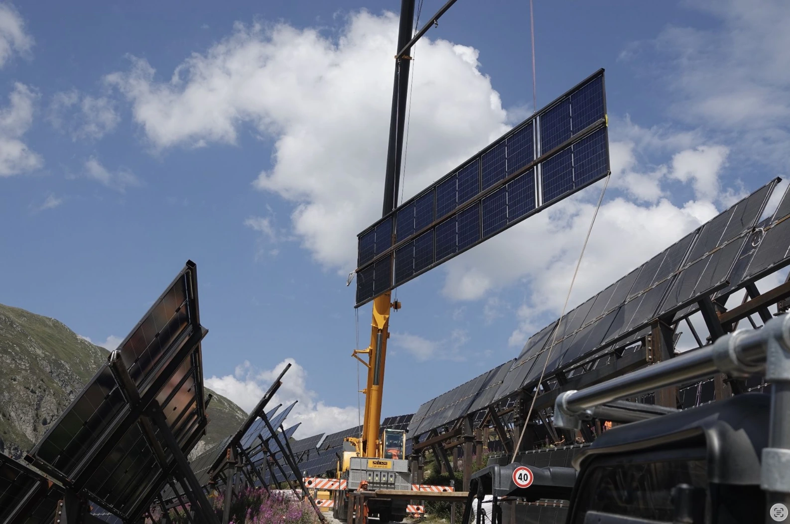 Fertig montierten Rahmen werden an die Solartische gehievt.