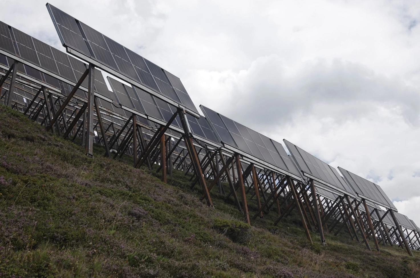 Hier erlebt man, wie mächtig die alpine PV Grossanlage am Steilhang tront
