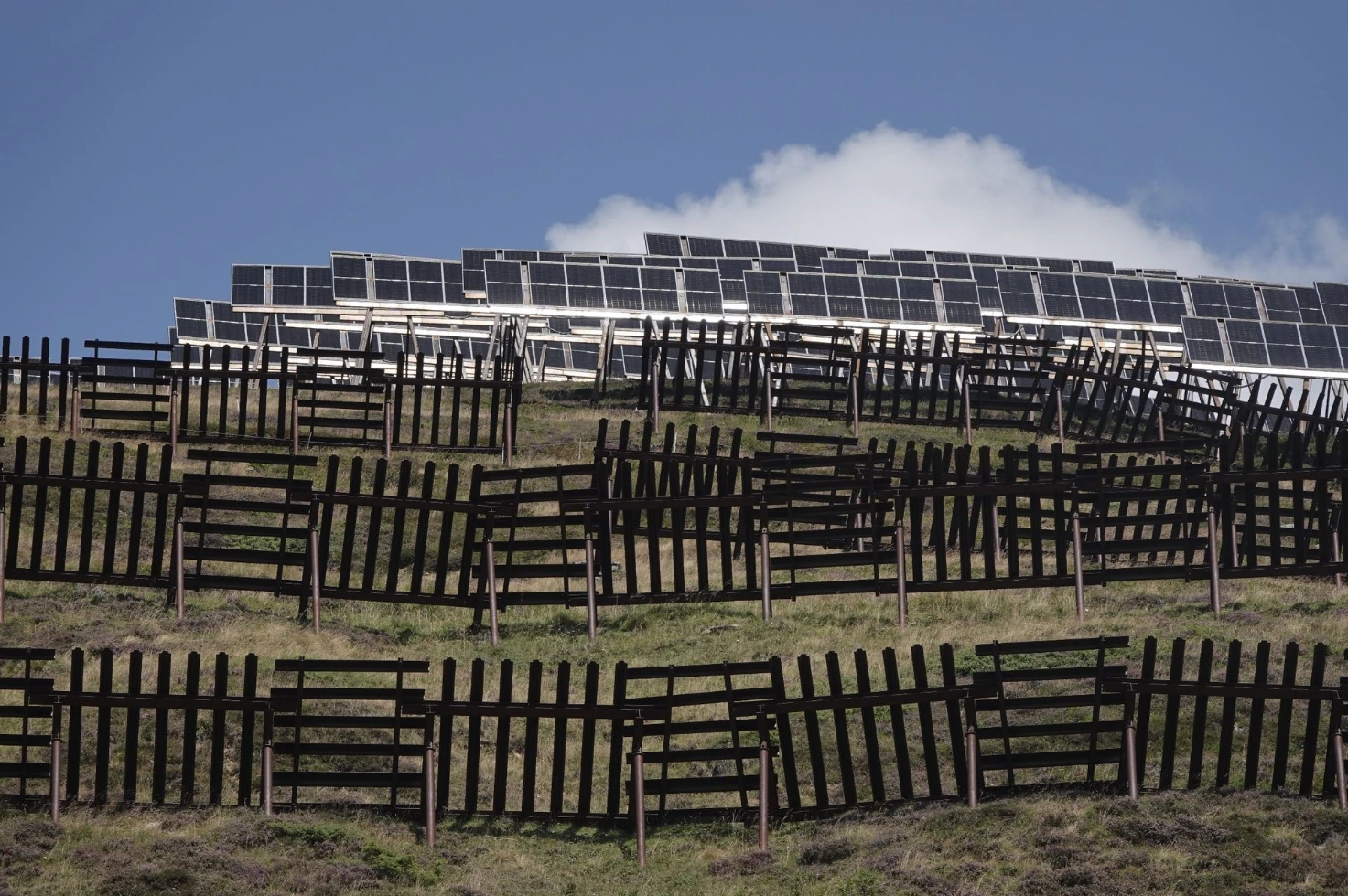 Blick von unten durch die Lawinenverbauungen zur alpinen Solaranlage