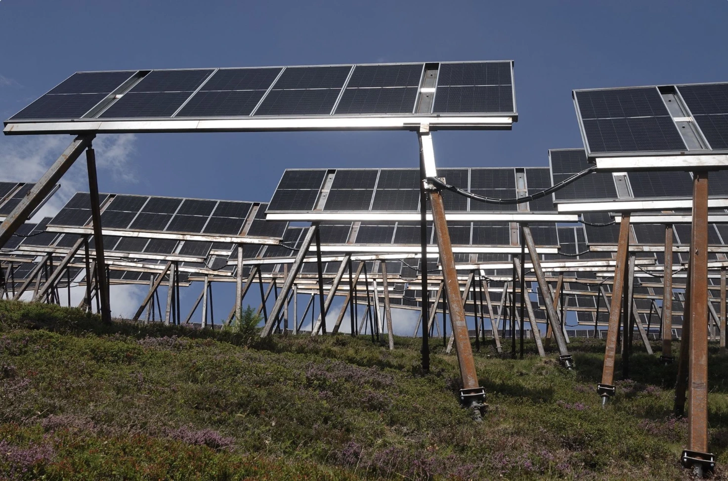 Die Solaranlage ist nach oben hin noch nicht fertig gebaut