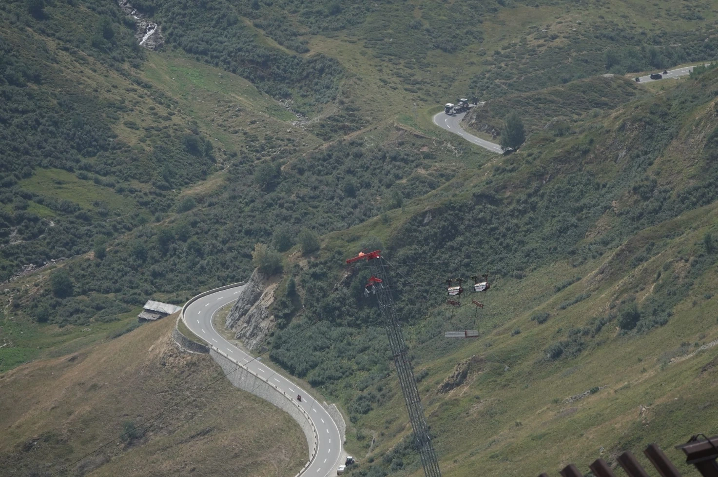 Ein Blick von oben zur Transportbahn, hoch über der Via Alpsu, die sich zum Oberalppass schlängelt