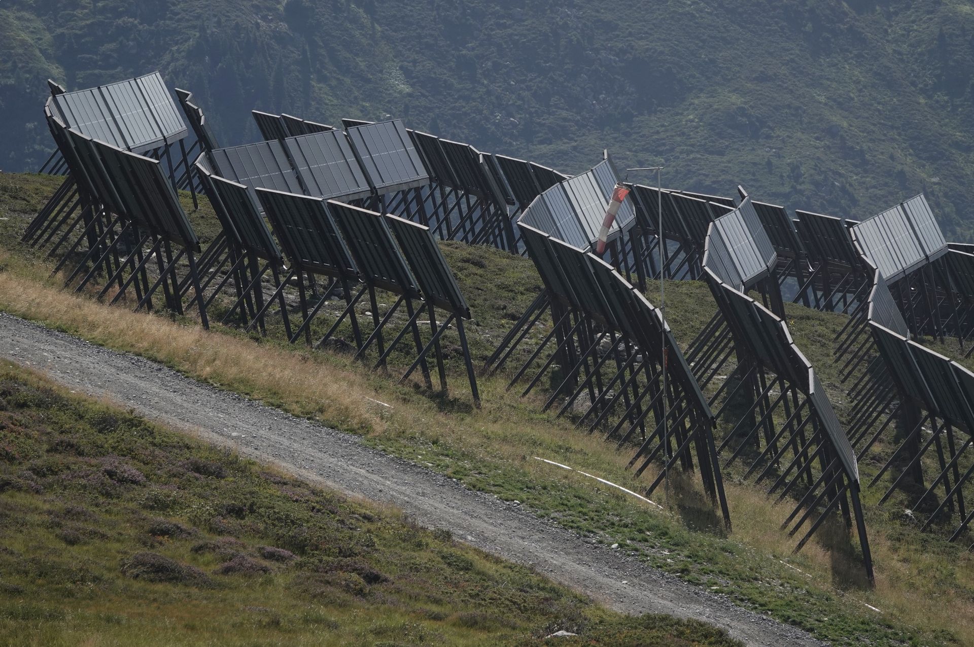Solartische mit leicht unterschiedlicher Ausrichtung nach Süden hin