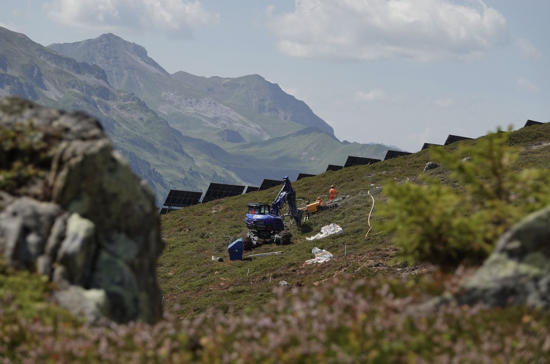 Fertig montierte Solartische, davor die Bohrmaschinen im Steilhang