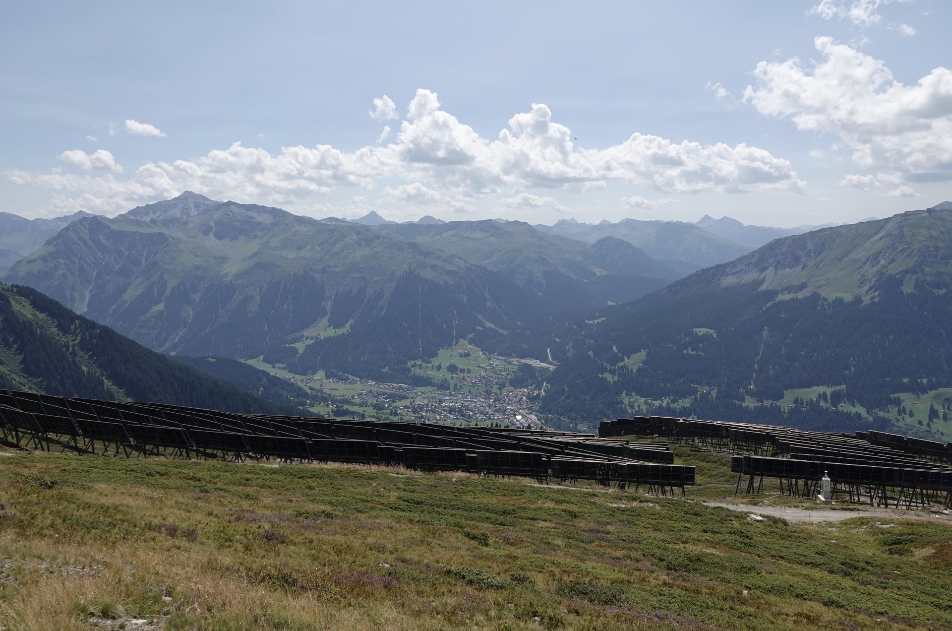 Gesamtsicht von oben Richtung Piz Vadret (3228 M.ü.M.),