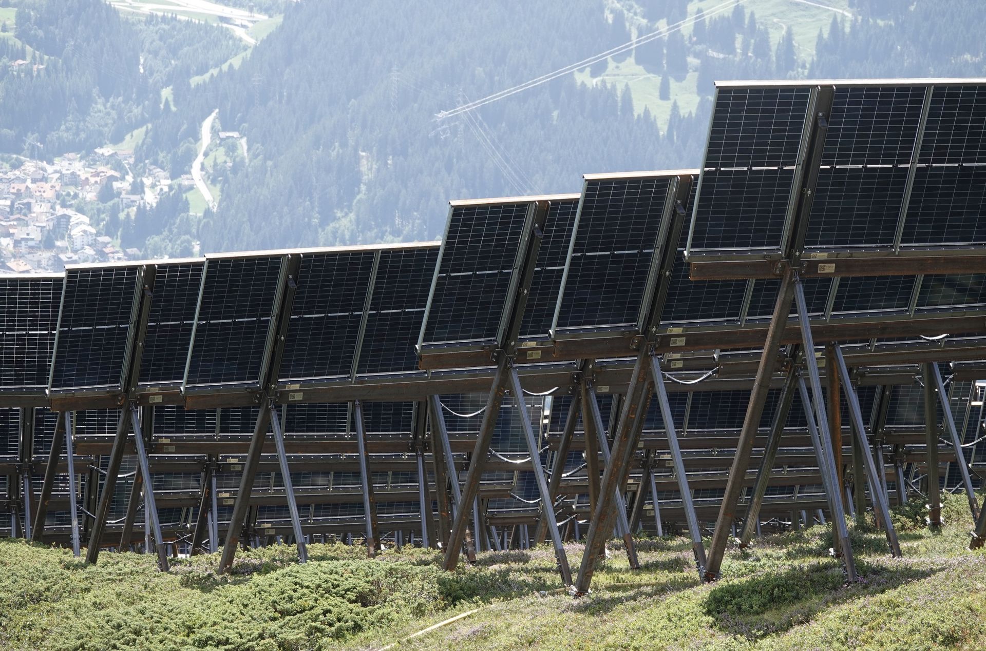 Solartischreihen unterhalb der Strasse im Steilhang