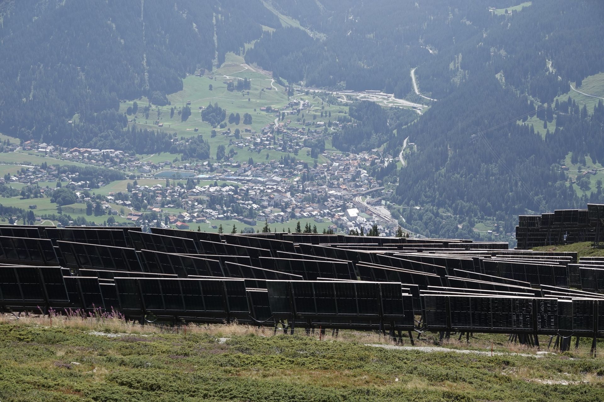 Die alpine Solaranlage hoch über dem Tal 